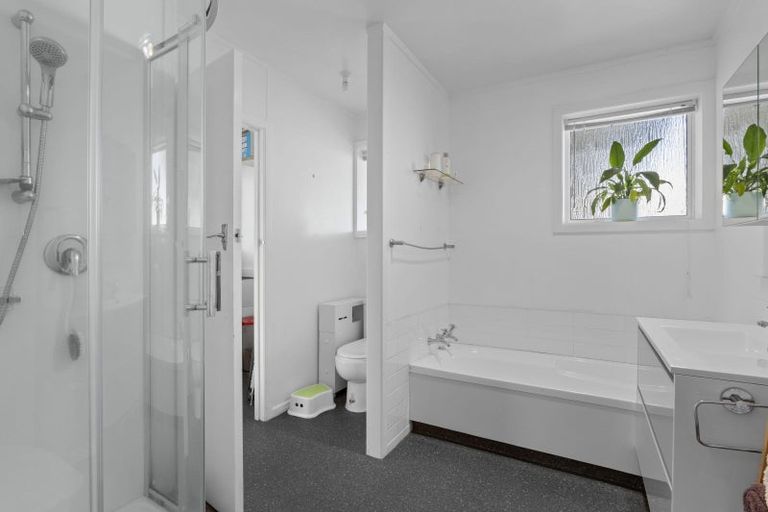 Photo of property in 6 Kahikatea Street, Inglewood, 4330