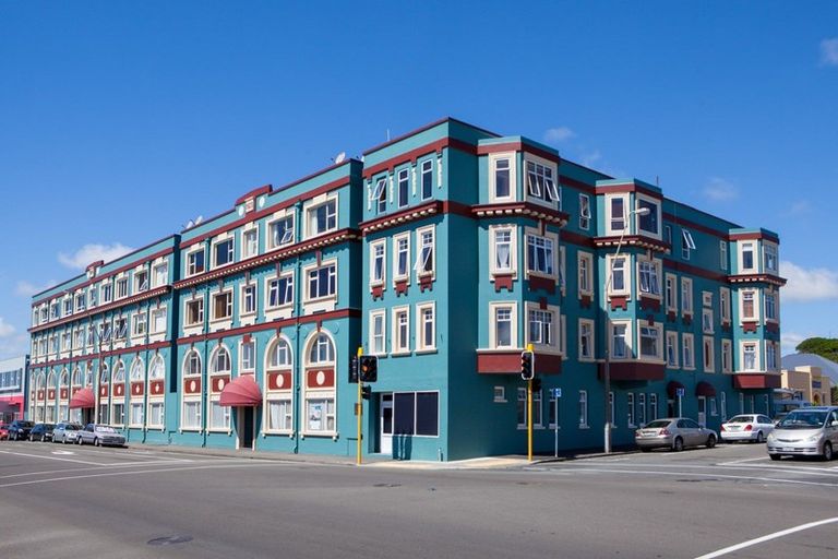 Photo of property in Devonport Apartments, 4/127 Saint Aubyn Street, New Plymouth, 4310