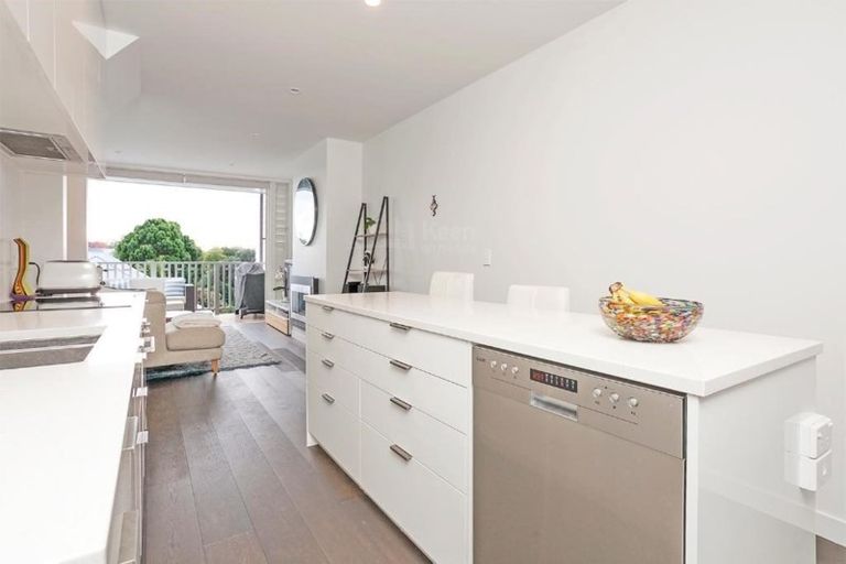 Photo of property in 9/83 Hinemoa Street, Birkenhead, Auckland, 0626