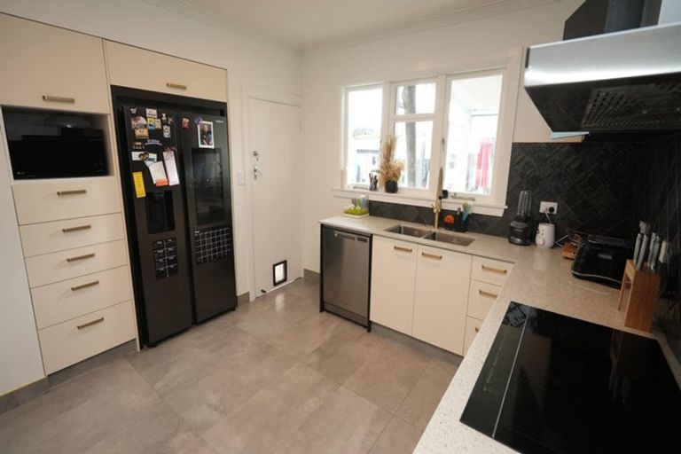 Photo of property in 37 Winston Avenue, Hokowhitu, Palmerston North, 4410