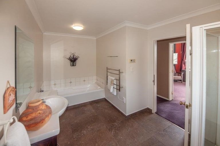 Photo of property in 6 Halewood Grove, Churton Park, Wellington, 6037