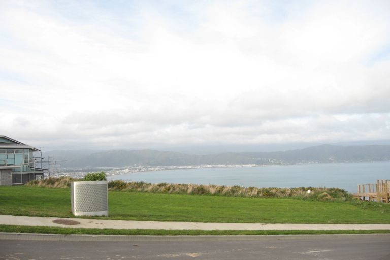 Photo of property in 69 Tamworth Crescent, Newlands, Wellington, 6037