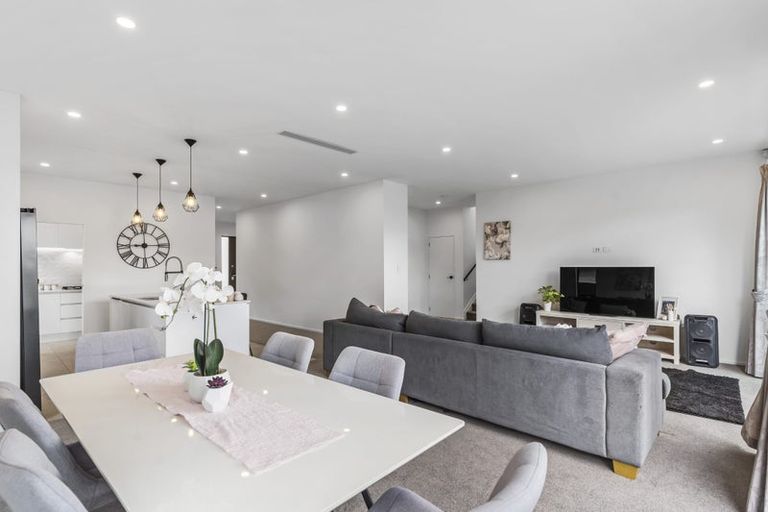 Photo of property in 10 Huaota Place, Botany Downs, Auckland, 2010