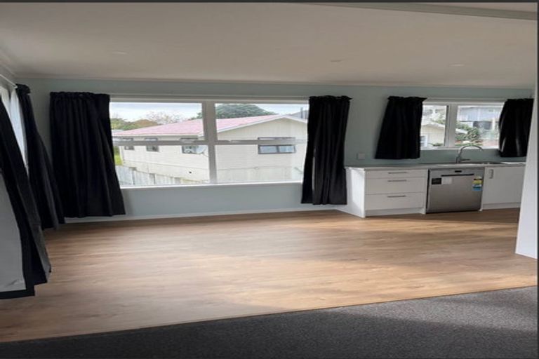 Photo of property in 2/75 Tramway Road, Beach Haven, Auckland, 0626