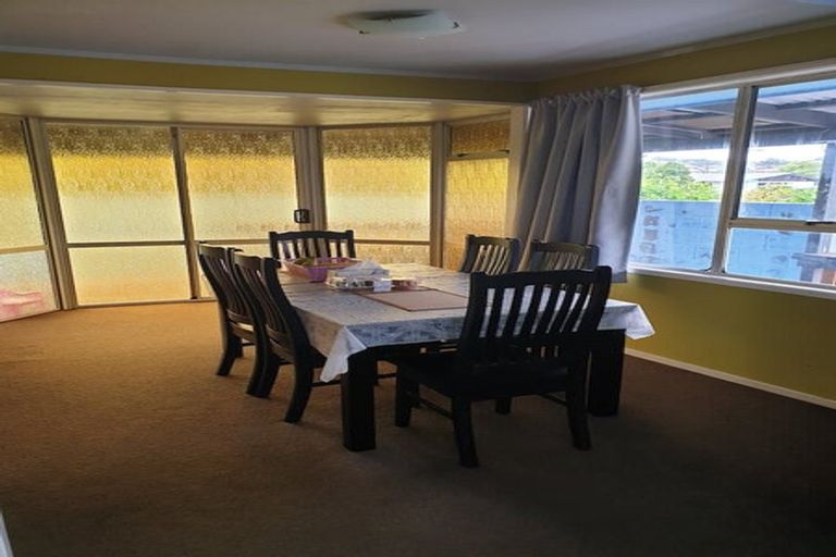 Photo of property in 1 Lowtherhurst Road, Massey, Auckland, 0614