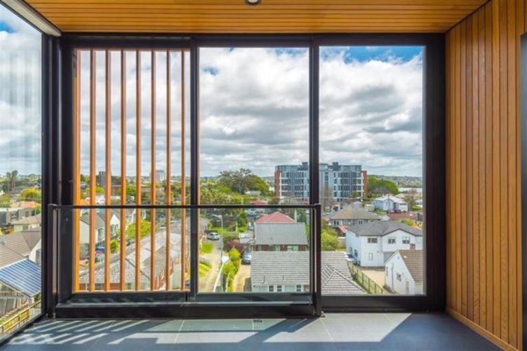 Photo of property in Frank Sargeson Apts, 402/80 Anzac Street, Takapuna, Auckland, 0622