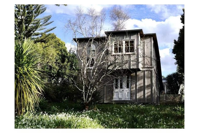 Photo of property in 12 Parrs Cross Road, Henderson, Auckland, 0612