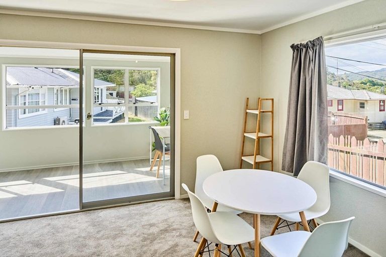 Photo of property in 2/22 Shackleton Grove, Stokes Valley, Lower Hutt, 5019