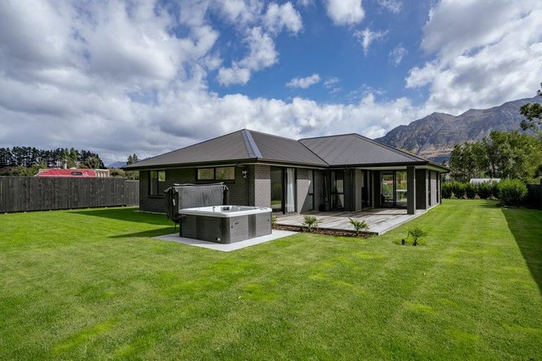 Photo of property in 11 Walter Place, Glenorchy, 9372