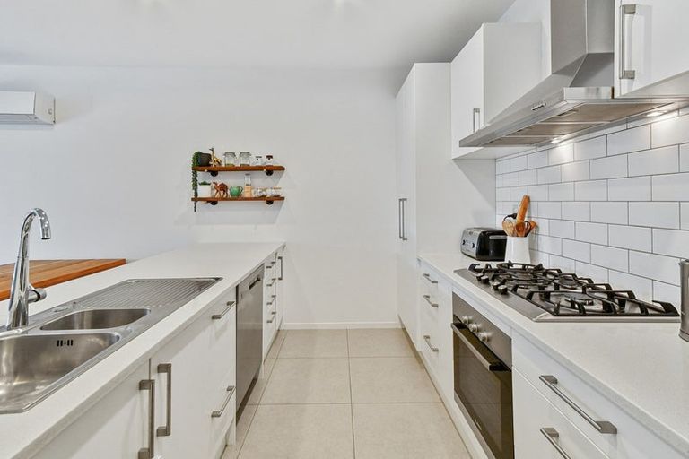 Photo of property in 25 Popokatea Drive, Takanini, 2112