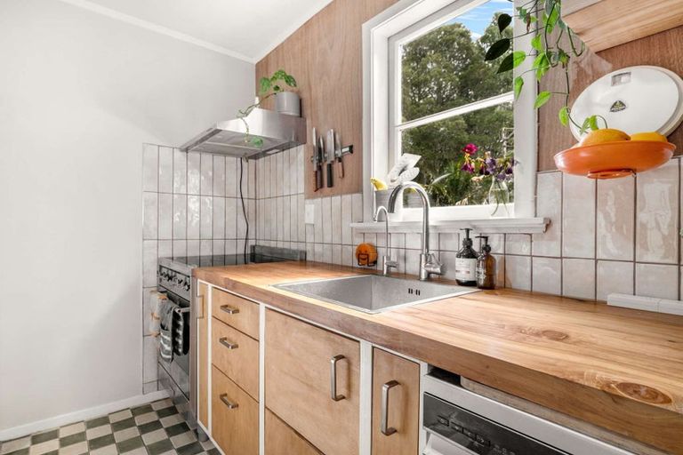 Photo of property in 43 Kauri Point Road, Laingholm, Auckland, 0604