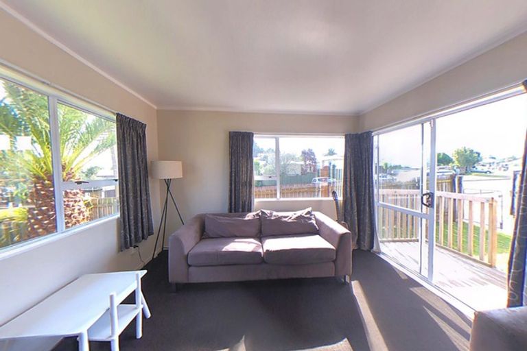 Photo of property in 1/13 Cyril Crescent, West Harbour, Auckland, 0618