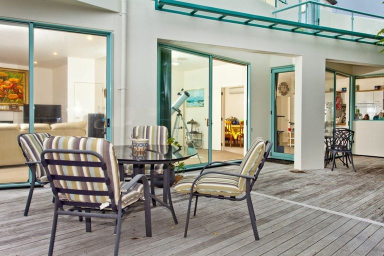 Photo of property in 2/42 Churchill Road, Murrays Bay, Auckland, 0630