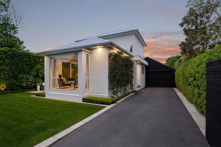 Photo of property in 2/24 Thornycroft Street, Fendalton, Christchurch, 8052