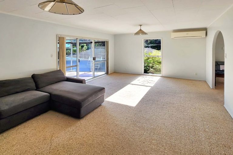 Photo of property in 56 Colchester Crescent, Newlands, Wellington, 6037