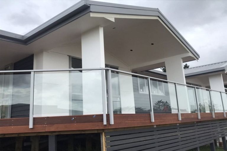 Photo of property in 32 Roxborough Place, East Tamaki Heights, Auckland, 2016
