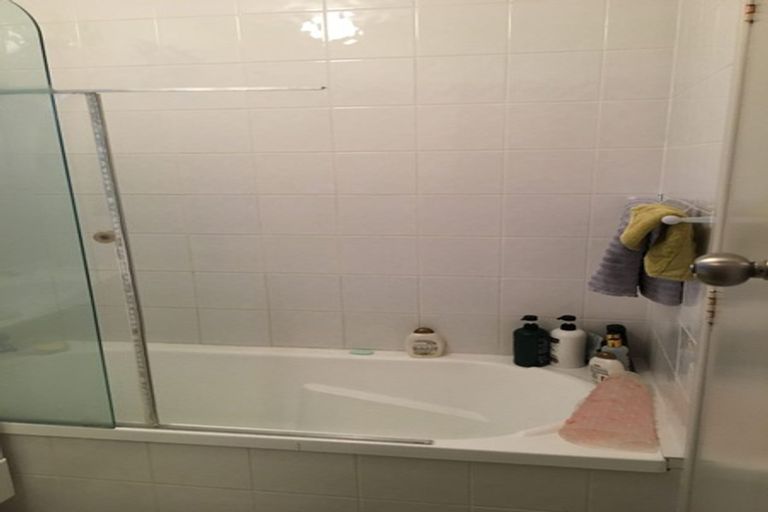 Photo of property in 16 Ussher Place, Pakuranga Heights, Auckland, 2010