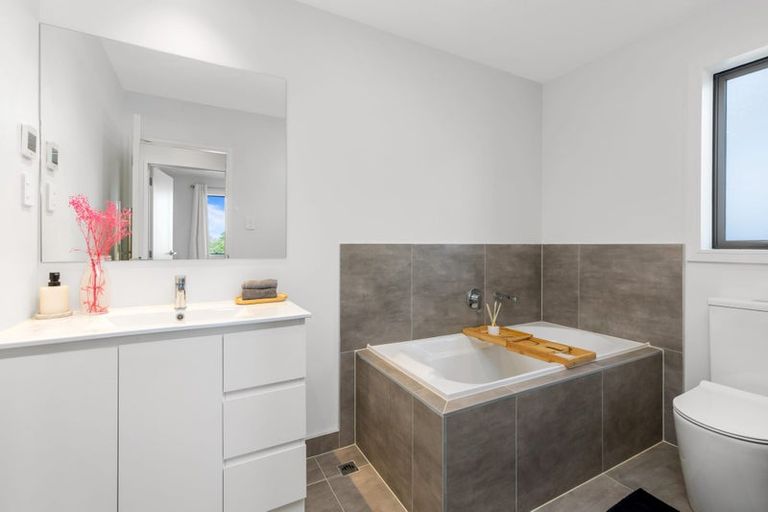 Photo of property in 4b Halberg Street, Glenfield, Auckland, 0629