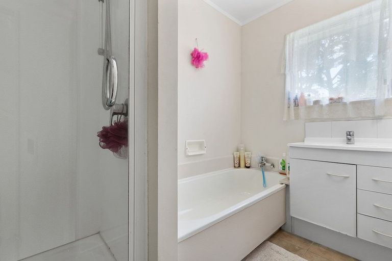 Photo of property in 2/8 Glenvale Place, Totara Vale, Auckland, 0629