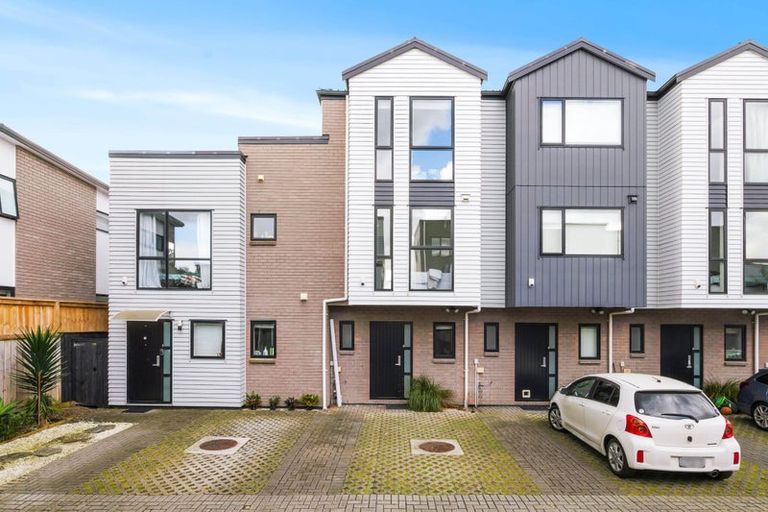 Photo of property in 7 Waru Lane, Te Atatu Peninsula, Auckland, 0610