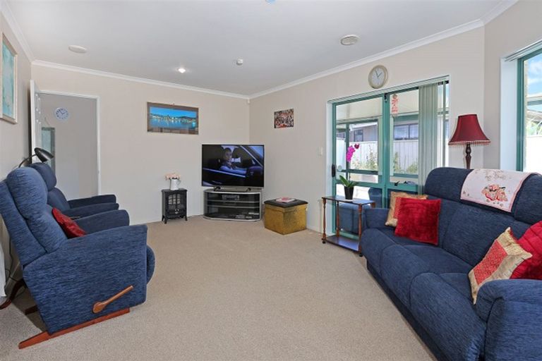 Photo of property in 1 Poinsettia Place, Henderson, Auckland, 0610