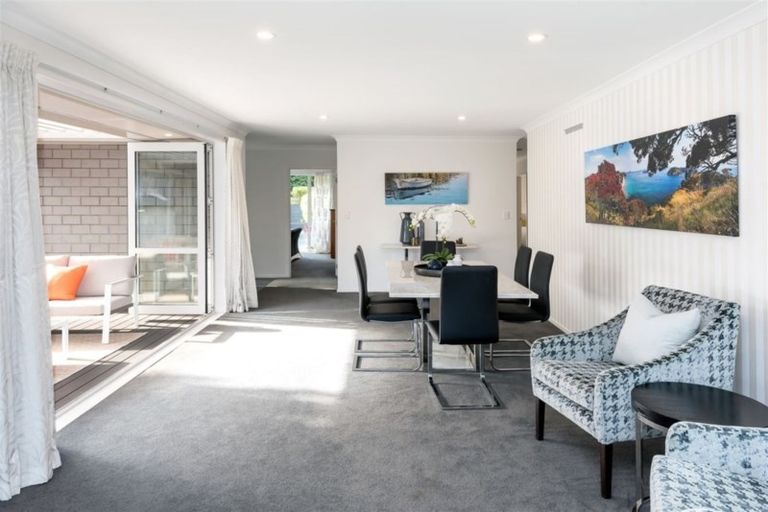 Photo of property in 98 Beach Road, Mellons Bay, Auckland, 2014