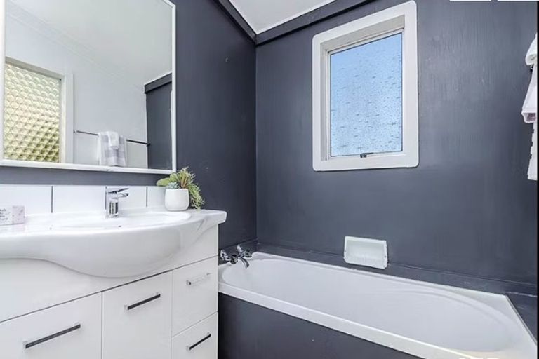 Photo of property in 10 Black Rock Road, Newlands, Wellington, 6037