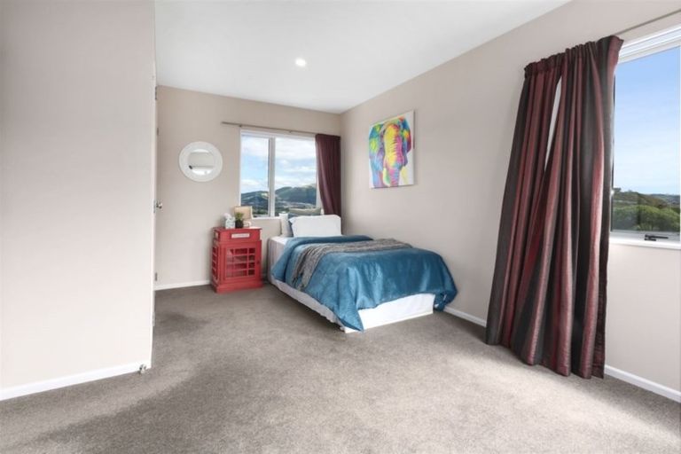 Photo of property in 6 Sumner Terrace, Aotea, Porirua, 5024