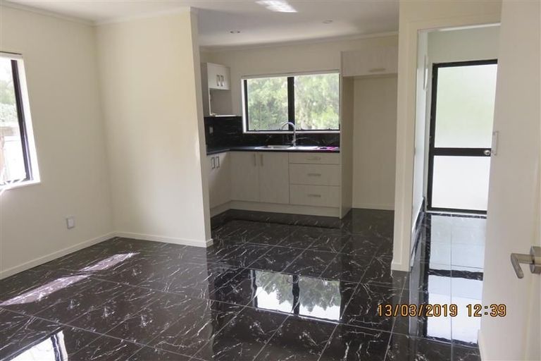Photo of property in 5 Fernhaven Place, Massey, Auckland, 0614