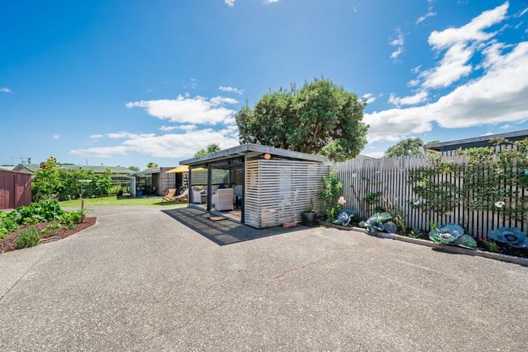 Photo of property in 14 Goldie Place, Waikanae Beach, Waikanae, 5036