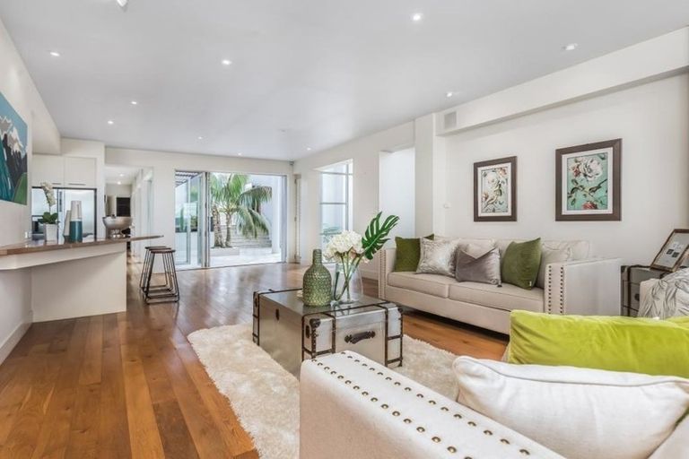 Photo of property in 20 Courtneys, West Harbour, Auckland, 0618