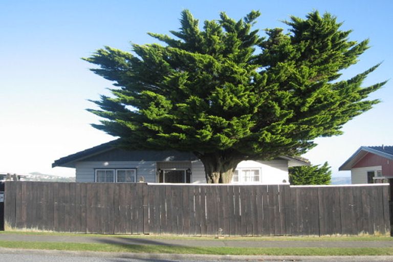 Photo of property in 139 Gloaming Hill, Titahi Bay, Porirua, 5022