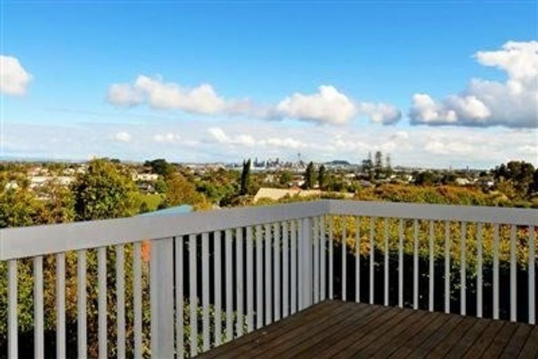 Photo of property in 10 Martin Crescent, Northcote, Auckland, 0627