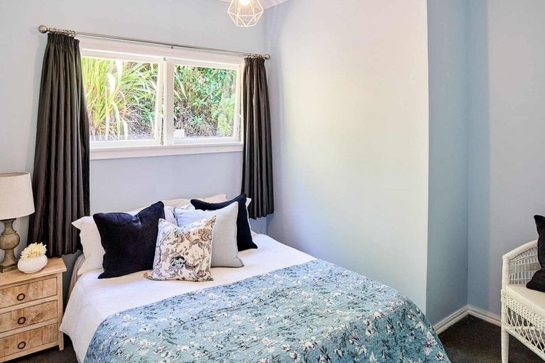 Photo of property in 12 Grays Road, Plimmerton, Porirua, 5026