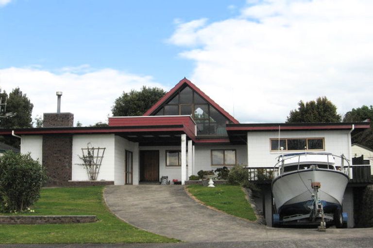 Photo of property in 28 Endeavour Avenue, Welcome Bay, Tauranga, 3112