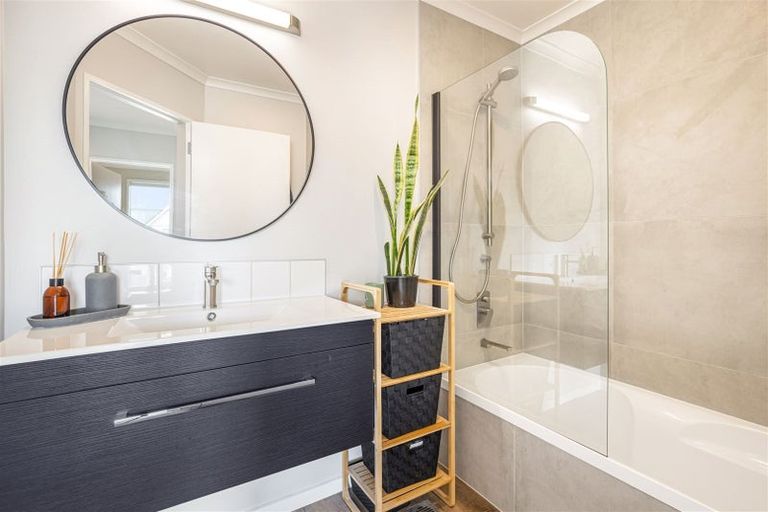 Photo of property in 9s Clearwater Cove, West Harbour, Auckland, 0618