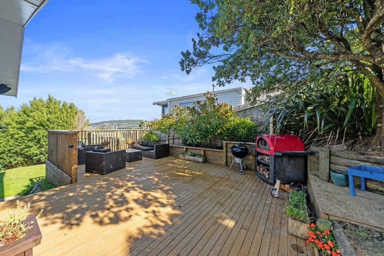 Photo of property in 27 Griffiths Grove, Newlands, Wellington, 6037