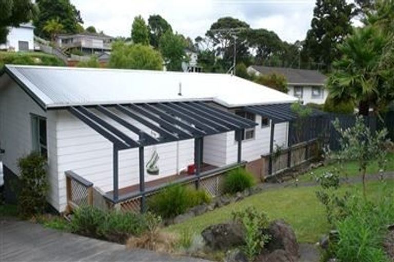 Photo of property in 1/23 Pavola Grove, Glenfield, Auckland, 0629
