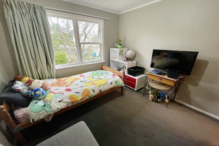 Photo of property in 19 Salford Street, Newlands, Wellington, 6037