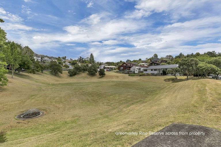 Photo of property in 2/19 Greenvalley Rise, Glenfield, Auckland, 0629