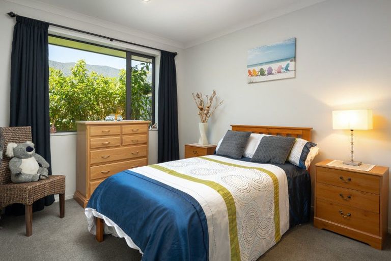 Photo of property in 14 Bell Bird Rise, Picton, 7220