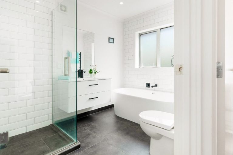 Photo of property in 2/19 Limmer Place, Browns Bay, Auckland, 0632