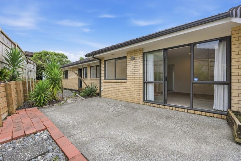 Photo of property in 2 Spring Valley Place, Oteha, Auckland, 0632