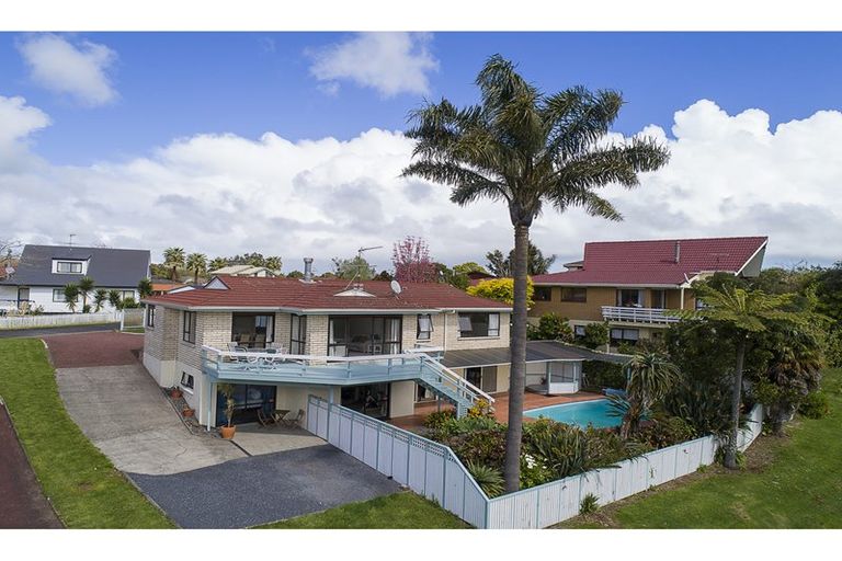Photo of property in 25 Riverside Drive, Waiuku, 2123