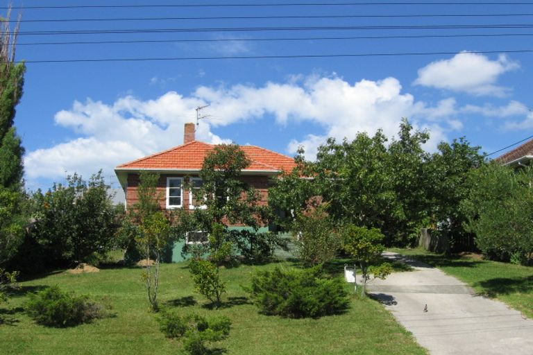 Photo of property in 12 Cautley Street, Stanley Point, Auckland, 0624