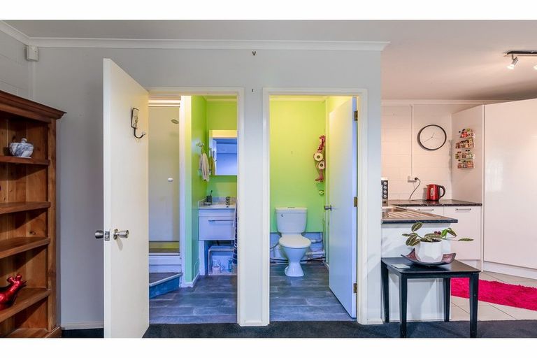 Photo of property in 42 Opanuku Road, Henderson Valley, Auckland, 0612