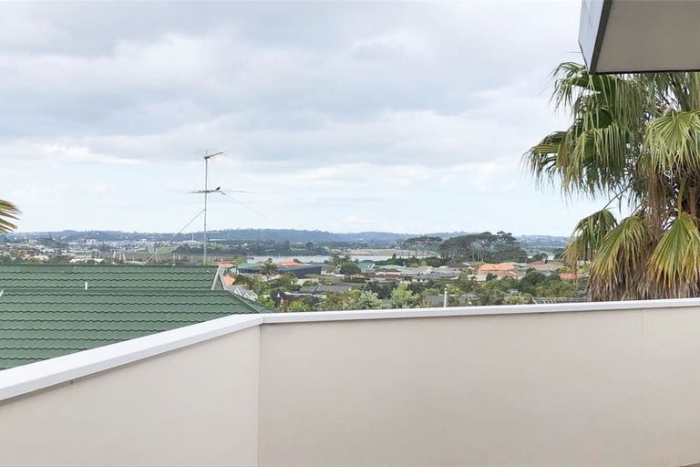 Photo of property in 13 Ballini Rise, West Harbour, Auckland, 0618