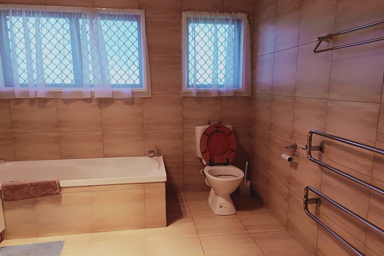 Photo of property in 24 Dianne Louise Drive, Half Moon Bay, Auckland, 2012