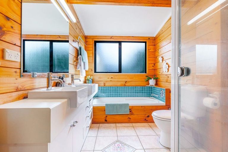 Photo of property in 2/397 East Coast Road, Mairangi Bay, Auckland, 0630