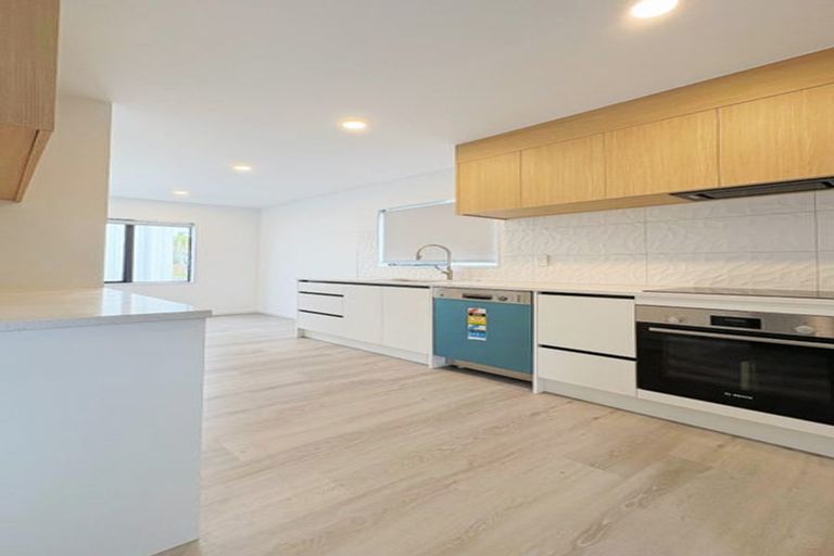 Photo of property in 12e Elcoat Avenue, Te Atatu South, Auckland, 0610